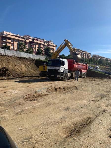 Excavaciones y Transportes Benalvalle camión