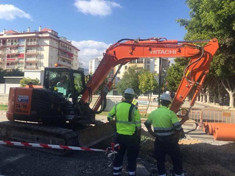 Excavaciones y Transportes Benalvalle obra usando una excavadora